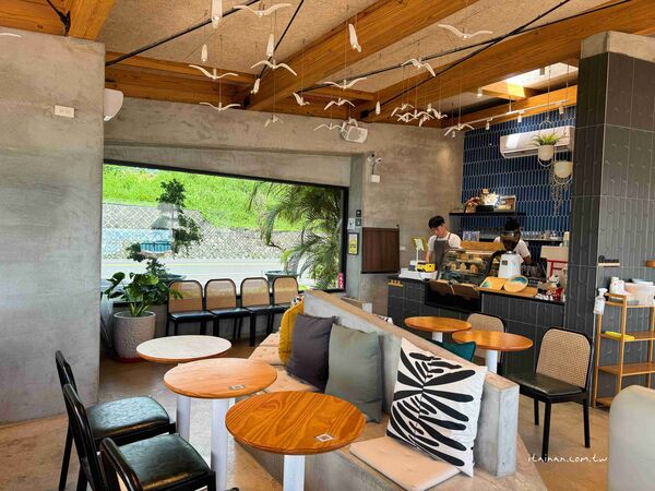 ▲▼台東都蘭海景咖啡廳推薦「藍色海灣Blue Bayou」!180度絕美海景,一眼望去全是療癒的藍。(圖/部落客台南好Food遊提供)