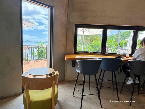 ▲▼台東都蘭海景咖啡廳推薦「藍色海灣Blue Bayou」!180度絕美海景,一眼望去全是療癒的藍。(圖/部落客台南好Food遊提供)