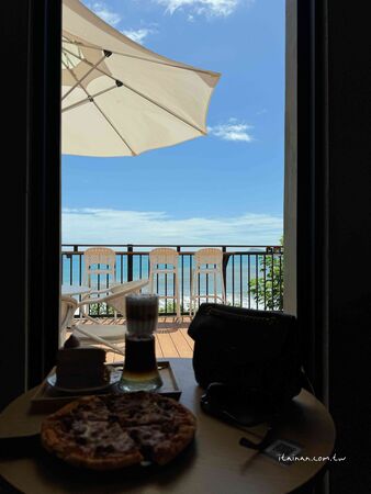 ▲▼台東都蘭海景咖啡廳推薦「藍色海灣Blue Bayou」!180度絕美海景,一眼望去全是療癒的藍。(圖/部落客台南好Food遊提供)