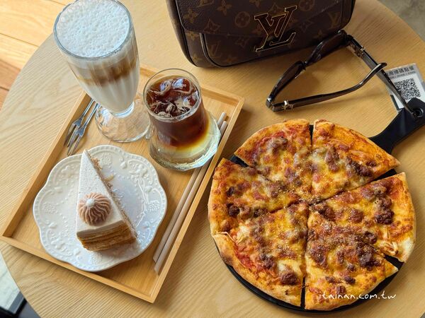 ▲▼台東都蘭海景咖啡廳推薦「藍色海灣Blue Bayou」!180度絕美海景,一眼望去全是療癒的藍。(圖/部落客台南好Food遊提供)