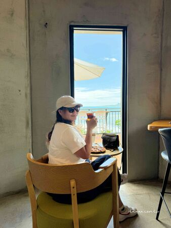 ▲▼台東都蘭海景咖啡廳推薦「藍色海灣Blue Bayou」!180度絕美海景,一眼望去全是療癒的藍。(圖/部落客台南好Food遊提供)