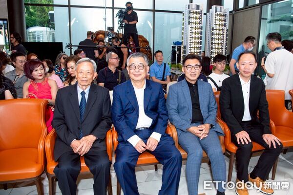 ▲國際藝術家Tobias Tovera帶來能量創作《煉金術之夜》。(圖/記者游瓊華翻攝)