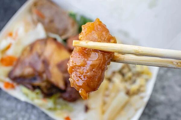 ▲▼台東雞腿排飯70元菩薩價格,配菜五道超彭湃飯量超多。(圖/部落客美熊提供)