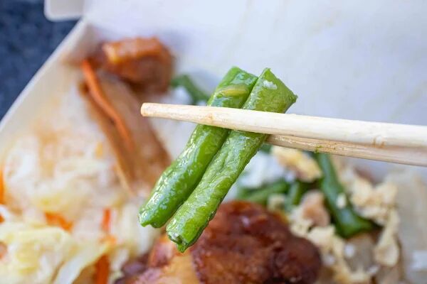 ▲▼台東雞腿排飯70元菩薩價格,配菜五道超彭湃飯量超多。(圖/部落客美熊提供)