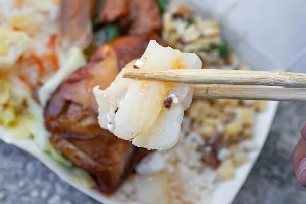 ▲▼台東雞腿排飯70元菩薩價格,配菜五道超彭湃飯量超多。(圖/部落客美熊提供)