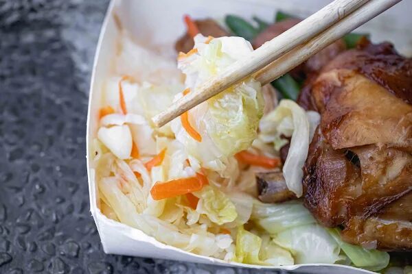 ▲▼台東雞腿排飯70元菩薩價格,配菜五道超彭湃飯量超多。(圖/部落客美熊提供)