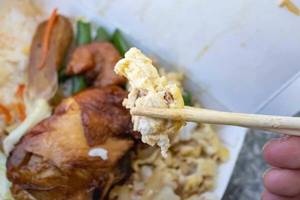 ▲▼台東雞腿排飯70元菩薩價格,配菜五道超彭湃飯量超多。(圖/部落客美熊提供)