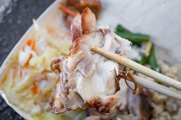 ▲▼台東雞腿排飯70元菩薩價格,配菜五道超彭湃飯量超多。(圖/部落客美熊提供)