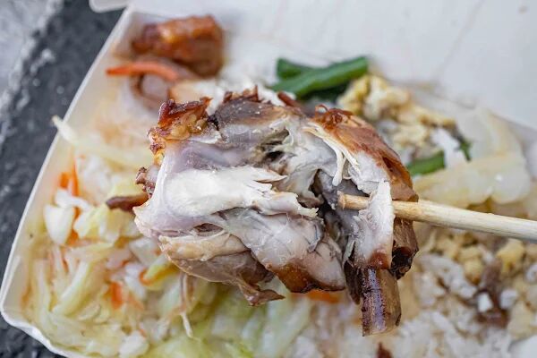 ▲▼台東雞腿排飯70元菩薩價格,配菜五道超彭湃飯量超多。(圖/部落客美熊提供)