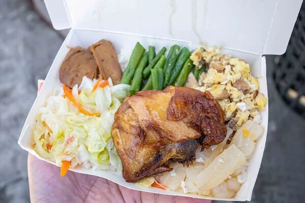 ▲▼台東雞腿排飯70元菩薩價格,配菜五道超彭湃飯量超多。(圖/部落客美熊提供)