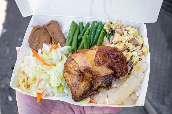 ▲▼台東雞腿排飯70元菩薩價格,配菜五道超彭湃飯量超多。(圖/部落客美熊提供)