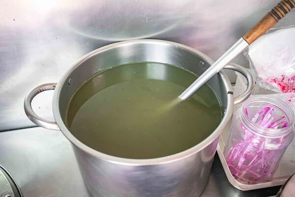 ▲▼台東雞腿排飯70元菩薩價格,配菜五道超彭湃飯量超多。(圖/部落客美熊提供)