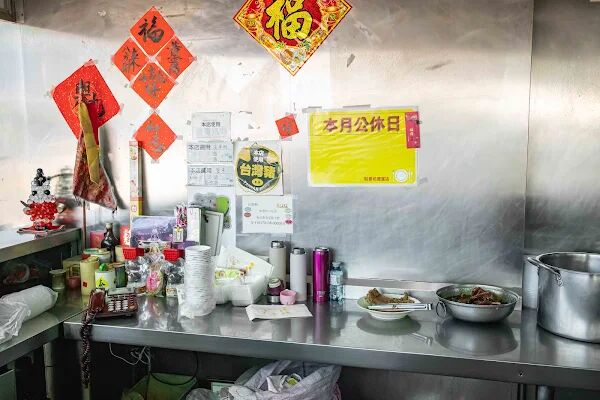 ▲▼台東雞腿排飯70元菩薩價格,配菜五道超彭湃飯量超多。(圖/部落客美熊提供)