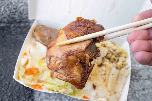▲▼台東雞腿排飯70元菩薩價格,配菜五道超彭湃飯量超多。(圖/部落客美熊提供)