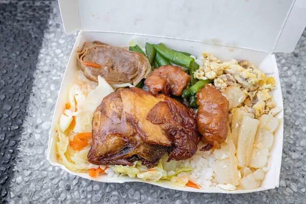 ▲▼台東雞腿排飯70元菩薩價格,配菜五道超彭湃飯量超多。(圖/部落客美熊提供)