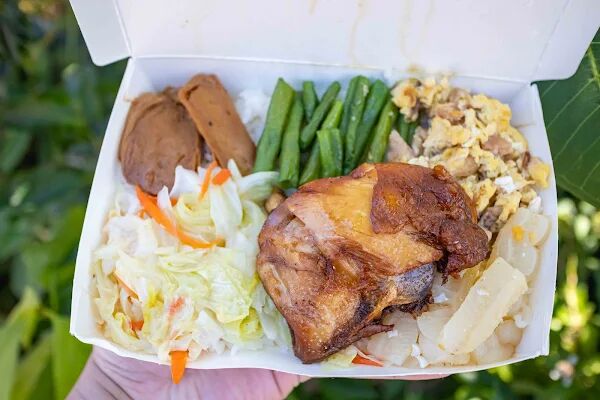 ▲▼台東雞腿排飯70元菩薩價格,配菜五道超彭湃飯量超多。(圖/部落客美熊提供)