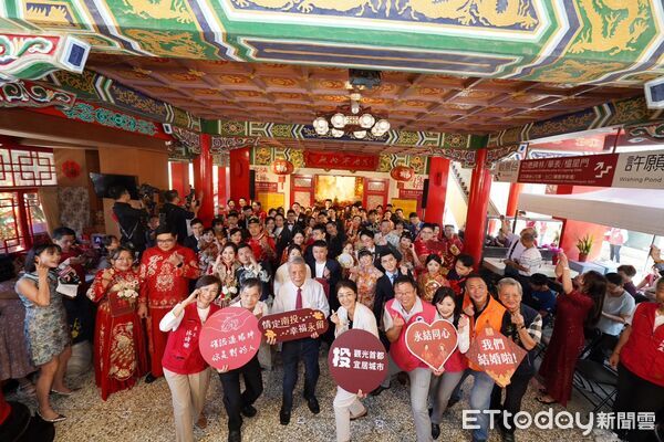 ▲南投縣長許淑華親臨現場,向新人獻上祝福與紀念禮品。(圖/記者游瓊華翻攝)