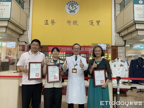 鄭名芳院長(右二)頒贈感謝狀予李宜珍理事長(右一)、張華倩輔導員金(左二)與金冠宏館長,感謝熱心支持《傳承•致敬》榮民節慶祝活動。(記者林云翻攝)