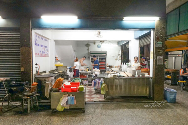 ▲▼台北龍山寺站「豆漿燒餅店」,燒餅油條配鹹豆漿,清爽蛋餅,沒招牌生意照樣好!(圖/部落客水晶提供)