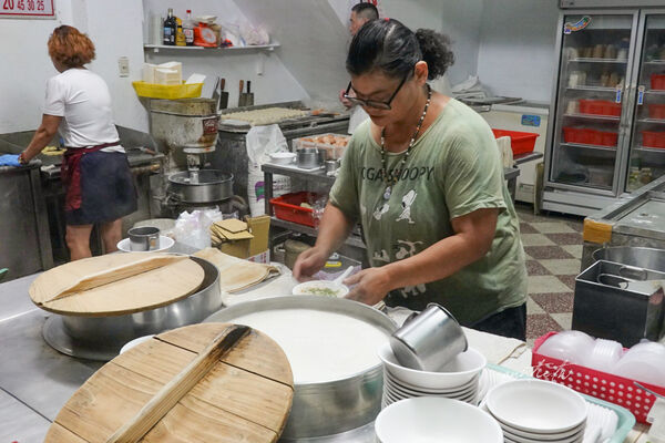▲▼台北龍山寺站「豆漿燒餅店」,燒餅油條配鹹豆漿,清爽蛋餅,沒招牌生意照樣好!(圖/部落客水晶提供)