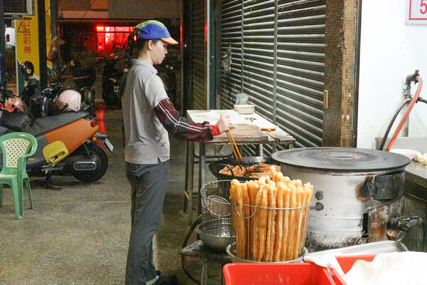 ▲▼台北龍山寺站「豆漿燒餅店」,燒餅油條配鹹豆漿,清爽蛋餅,沒招牌生意照樣好!(圖/部落客水晶提供)