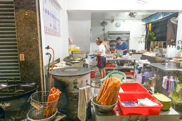 ▲▼台北龍山寺站「豆漿燒餅店」,燒餅油條配鹹豆漿,清爽蛋餅,沒招牌生意照樣好!(圖/部落客水晶提供)