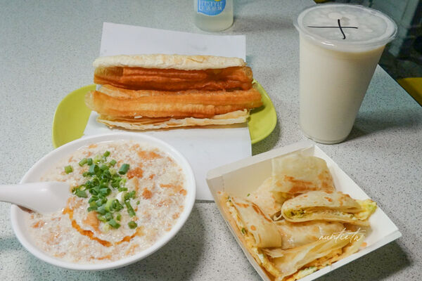 ▲▼台北龍山寺站「豆漿燒餅店」,燒餅油條配鹹豆漿,清爽蛋餅,沒招牌生意照樣好!(圖/部落客水晶提供)