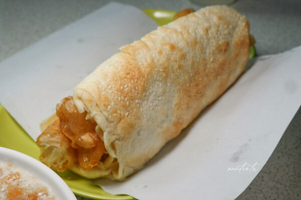 ▲▼台北龍山寺站「豆漿燒餅店」,燒餅油條配鹹豆漿,清爽蛋餅,沒招牌生意照樣好!(圖/部落客水晶提供)