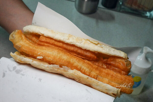 ▲▼台北龍山寺站「豆漿燒餅店」,燒餅油條配鹹豆漿,清爽蛋餅,沒招牌生意照樣好!(圖/部落客水晶提供)