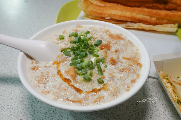 ▲▼台北龍山寺站「豆漿燒餅店」,燒餅油條配鹹豆漿,清爽蛋餅,沒招牌生意照樣好!(圖/部落客水晶提供)