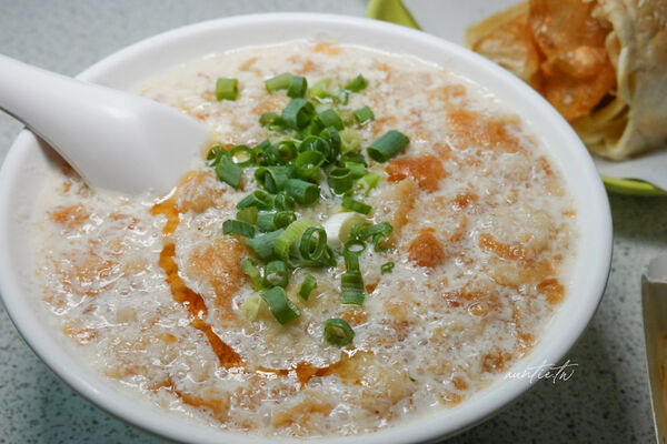 ▲▼台北龍山寺站「豆漿燒餅店」,燒餅油條配鹹豆漿,清爽蛋餅,沒招牌生意照樣好!(圖/部落客水晶提供)
