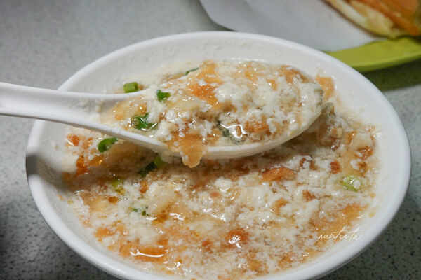 ▲▼台北龍山寺站「豆漿燒餅店」,燒餅油條配鹹豆漿,清爽蛋餅,沒招牌生意照樣好!(圖/部落客水晶提供)