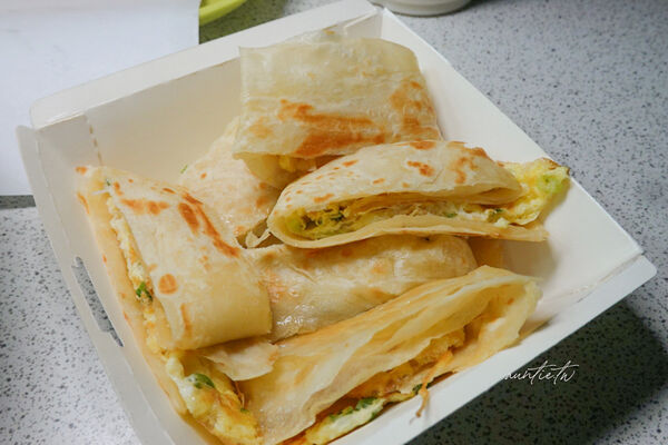 ▲▼台北龍山寺站「豆漿燒餅店」,燒餅油條配鹹豆漿,清爽蛋餅,沒招牌生意照樣好!(圖/部落客水晶提供)