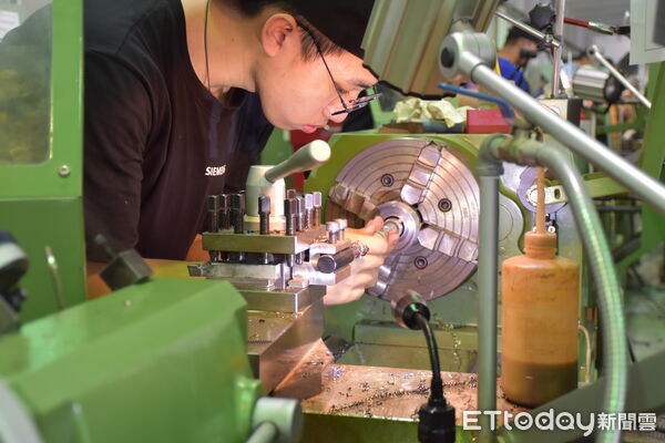 ▲虎科大辦理全國工業類科實作競賽,教育部技職司司長楊玉惠、虎科大校長張信良、雲嘉南分署長劉邦棟與友嘉實業總經理繆武良到場勉勵參賽學子。(圖/記者游瓊華翻攝)