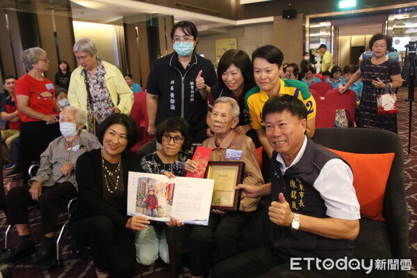 ▲縣長饒慶鈴開箱人瑞故事寫真書。(圖/記者楊晨東翻攝)