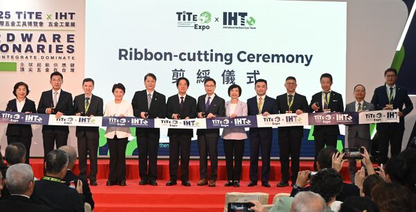 ▲剪綵貴賓左起立委楊瓊櫻、立法院副院長江啟臣、台灣手工具公會榮譽理事長賴亮孜、台中市市長盧秀燕、台灣手工具公會理事長謝武志、總統賴清德、貿協董事長黃志芳、立委何欣純、朗盛行銷總經理劉子豐、經濟部主任秘書莊銘池、日本燕三條貿易振興會會長長谷川直哉、金屬工業研究發展中心執行長賴永祥、台中市議員林德宇。(圖/貿協提供)