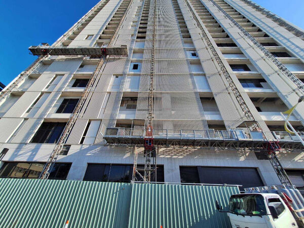 去年403地震,潔西艾美外牆出現多處裂痕、剝落,記者實地走訪,至今已過去1年半,外牆仍在修繕中。(圖/林榮芳攝)