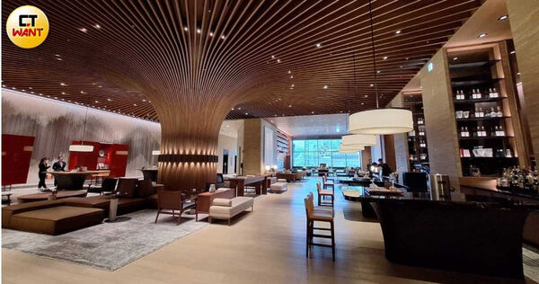 離職員工及合作廠商透露,潔西艾美住房率不到2成,記者於下午3點後可辦理入住時間走訪,偌大大廳相當冷清。(圖/林榮芳攝)