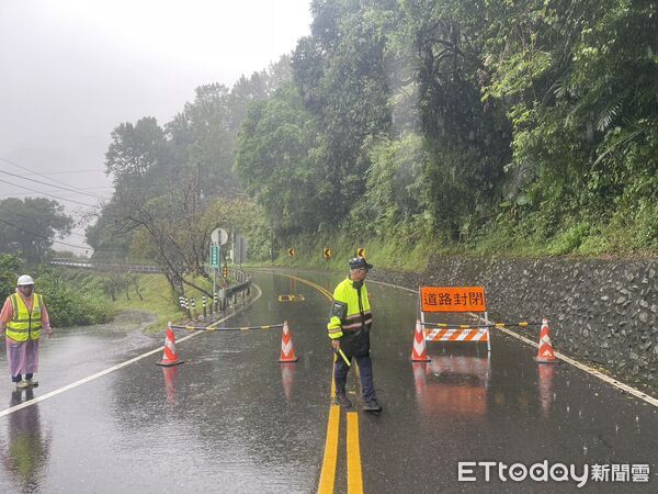 ▲▼台7線土石坍方封路交管中。(圖/記者游芳男翻攝,下同)