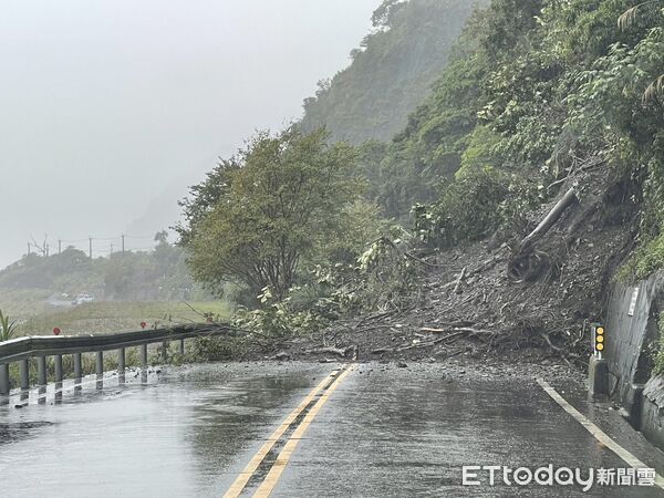 ▲▼台7線土石坍方封路交管中。(圖/記者游芳男翻攝,下同)