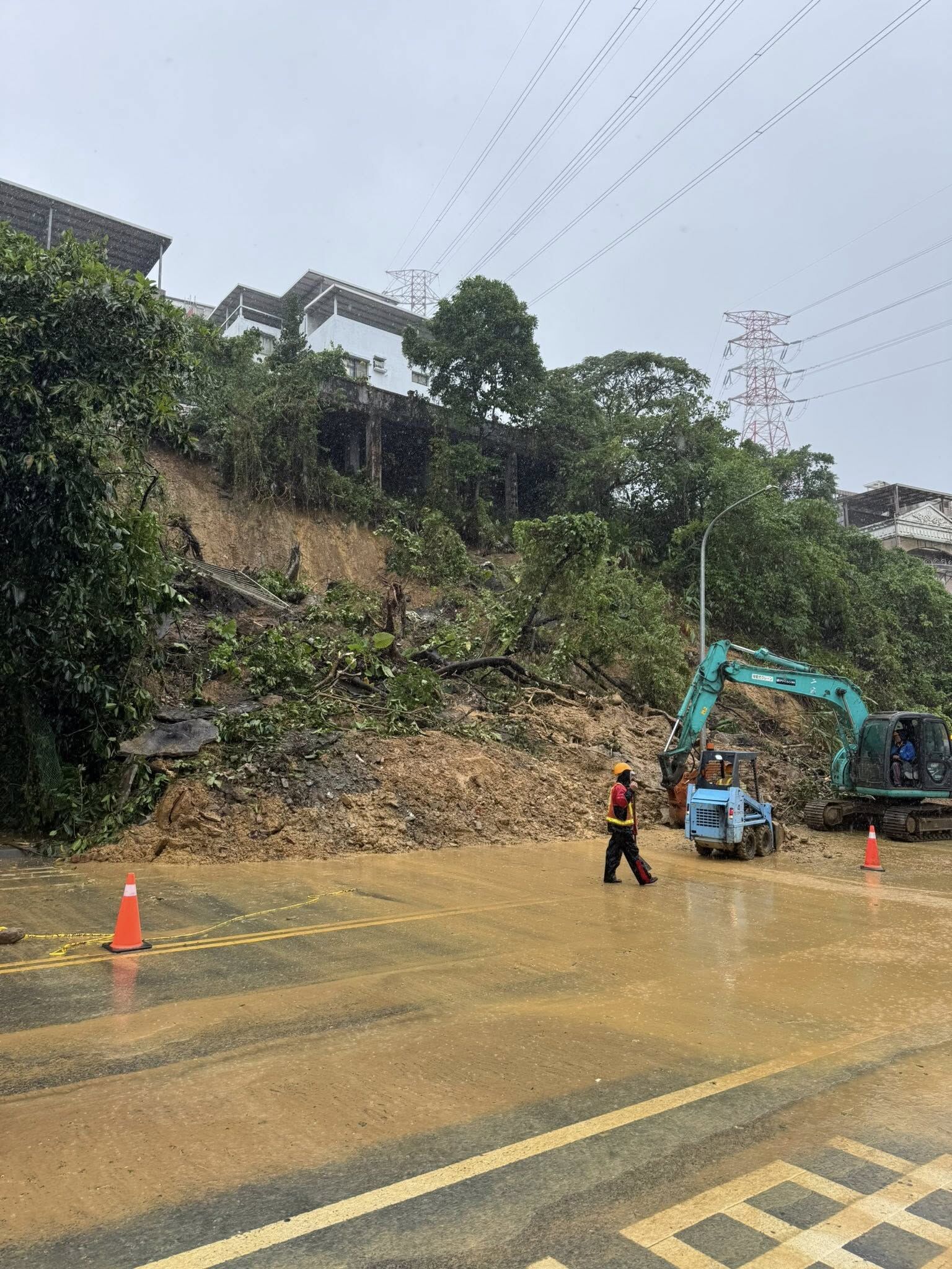▲▼汐止康寧街邊坡坍塌。(圖/翻攝自Facebook/何元楷)