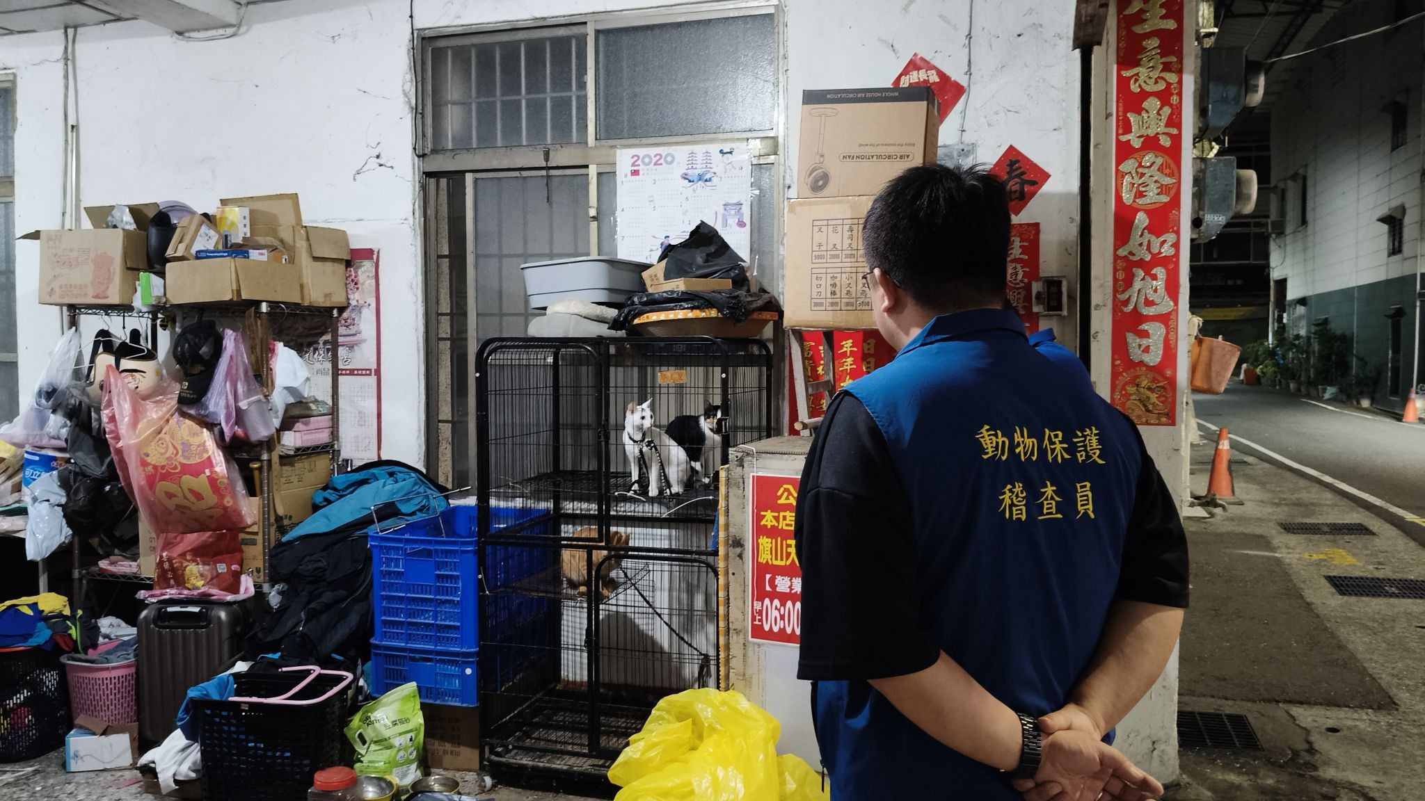 ▲小貓被棍狂戳不停哀嚎! 虐貓影片被炎上碗粿店急發文:我錯了。(圖/翻攝自曾慶義 大德里里長 )