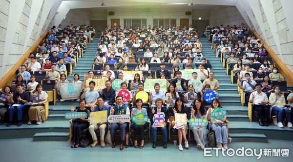 ▲「南青創聲論壇」在成大舉行,五組青年團隊上台分享地方創新提案,副市長趙卿惠肯定青年以行動參與市政,並期盼成為城市共創夥伴。(圖/記者林東良翻攝,下同)