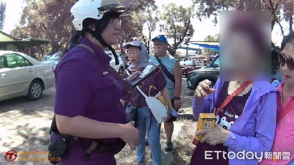 ▲八旬老嫗駕車突頭暈險釀禍,中興暖警即刻援手救助送醫。(圖/記者高堂堯翻攝)