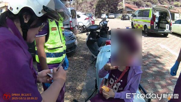 ▲八旬老嫗開車突頭暈,中興暖警即刻協助送醫。(圖/記者高堂堯翻攝,下同)