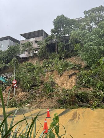 ▲▼汐止康寧街邊坡坍塌。(圖/翻攝自Facebook/何元楷)