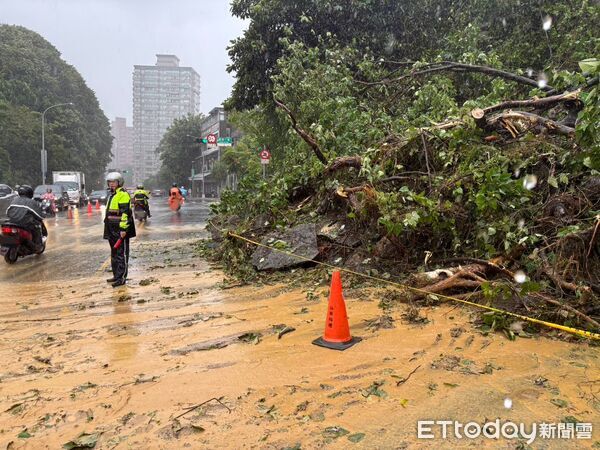 ▲▼新北汐止連日大雨,康寧街土石坍塌,撤離2戶6人。(圖/記者張君豪翻攝)