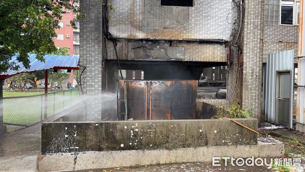 ▲頭份市立游泳池正進行整建工程,今天上午鍋爐油槽疑施工引發大火,消防局人車噴泡沫迅速灌救。(圖/記者楊永盛翻攝)