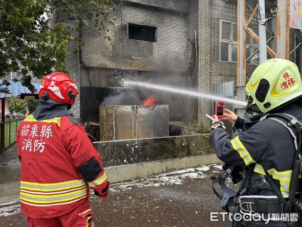 ▲頭份市立游泳池正進行整建工程,今天上午鍋爐油槽疑施工引發大火,消防局人車噴泡沫迅速灌救。(圖/記者楊永盛翻攝)