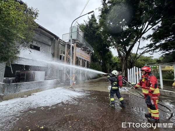 ▲頭份市立游泳池正進行整建工程,今天上午鍋爐油槽疑施工引發大火,消防局人車噴泡沫迅速灌救。(圖/記者楊永盛翻攝)